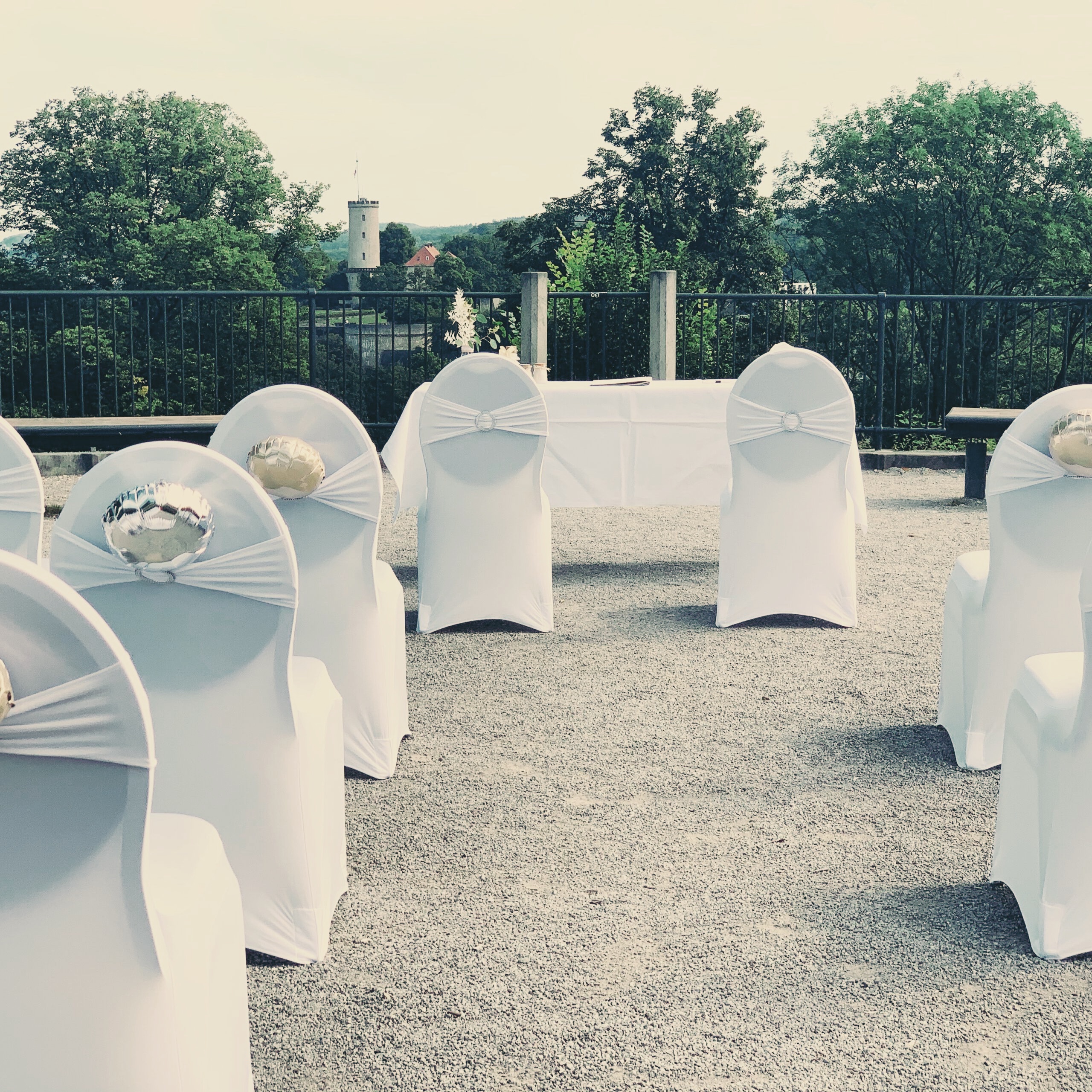 Freie Trauung unter freiem Himmel mit Blick auf die Bielefelder Sparrenburg.